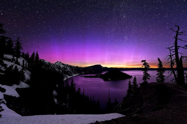 Во время сильной магнитной бури предрассветное небо над озером Крейтер в Орегоне украсили разноцветные всполохи полярного сияния. Фото: Brad Goldpaint.