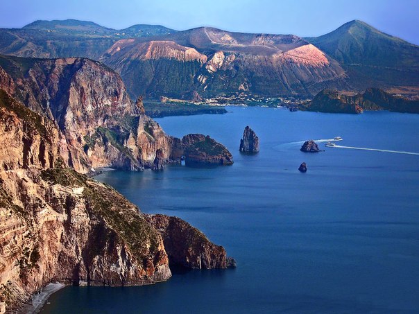 Вулькано — маленький вулканический остров в Италии, в Тирренском море. Расположен в 25 километрах к северу от Сицилии, это самый южный из Липарских островов.