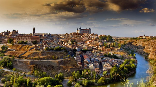 Толедо — город в центральной части Испании, столица провинции Толедо и автономного сообщества Кастилия — Ла-Манча. Расположен к юго-западу от Мадрида на реке Тахо и является центром архиепископства. В 1986 году исторический город Толедо был включён в Список Всемирного наследия ЮНЕСКО.
