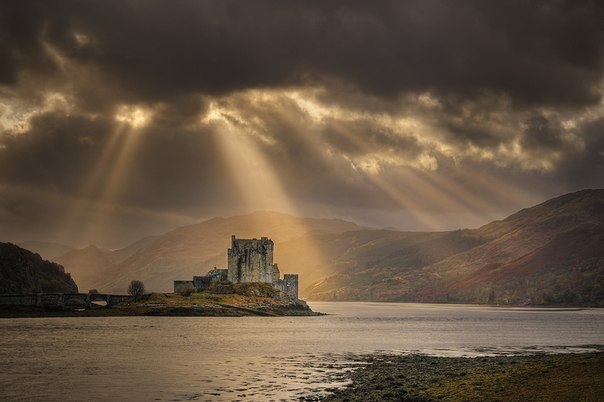 Эйлен-Донан — замок, расположенный на скалистом острове, лежащем во фьорде Лох-Дуйх в Шотландии. Один из самых романтичных замков Шотландии