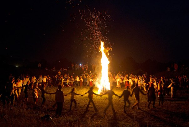 Люди празднуют день Ивана Купалы недалеко от Ракова в 45-ти километрах к западу от Минска, Беларусь, 22 июня 2013 года. 