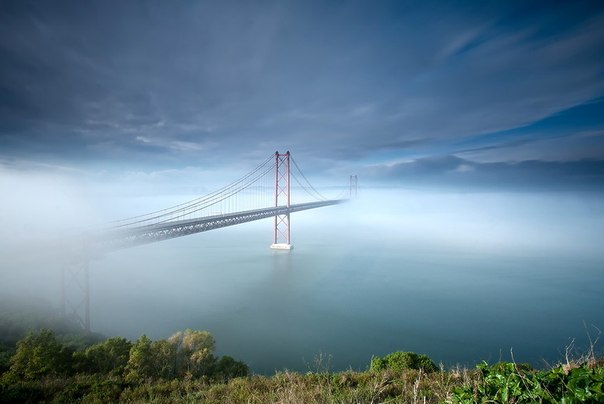 Мост Васко да Гама — вантовый мост, переходящий в виадук через Тежу к северу от Лиссабона, Португалия.