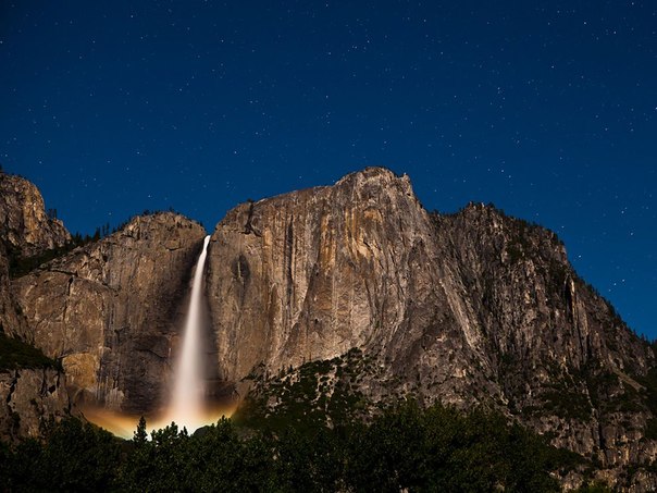 Водопад Брайдлвейл — один из самых известных водопадов, находящихся на территории Национального парка Йосемити в Калифорнии, США.