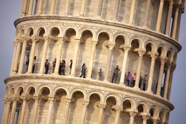Туристы на Пизанской башне, Пиза, Тоскана, Италия.