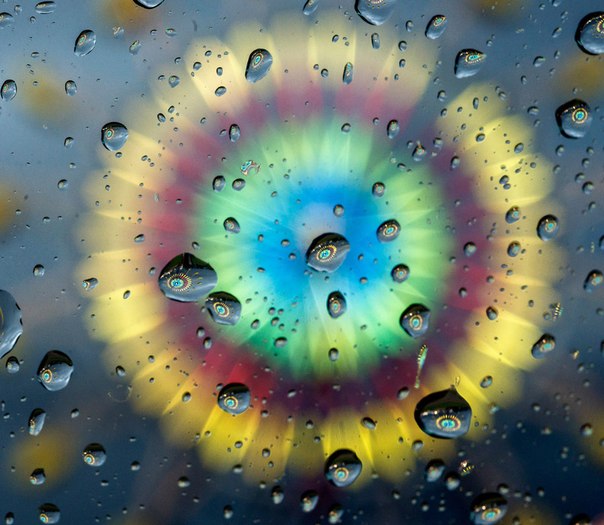 Колесо обозрения отражается в каплях дождя на лобовом стекле автомобиля недалеко от Брайантсвилла, штат Кентукки, 26 июня 2013 года.