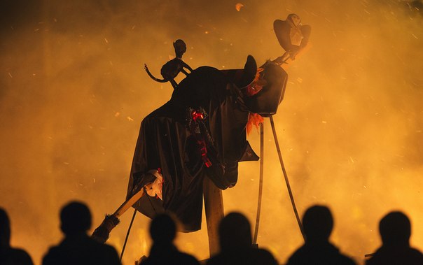 Люди сжигают чучело ведьмы на празднике Сан Хуан в Мундаке, Испания.