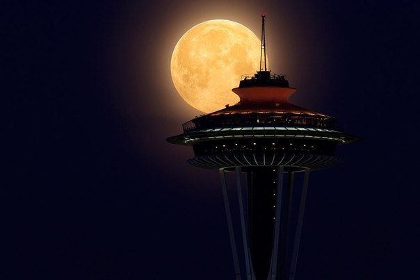 Полная луна и Спейс Нидл. Сиэтл, штат Вашингтон, США.