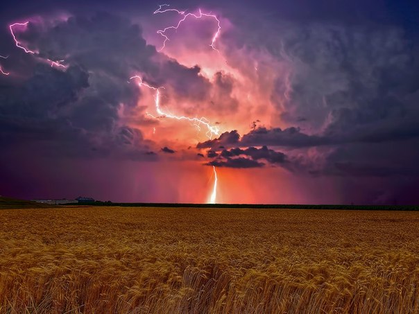 Гром и молния в прериях, США.