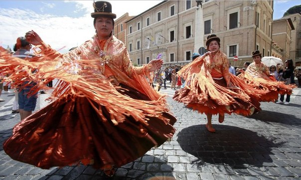 Члены Колумбийской общины в Риме во время праздника Девы Копакабаны и Девы Уркупиньи, который традиционно проходит на площади Св. Петра и сопровождается парадом и национальными танцами в костюмах. 
