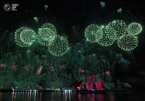 Фейерверки взрываются в небе над Невой на празднике выпускников «Алые паруса» в Санкт-Петербурге.