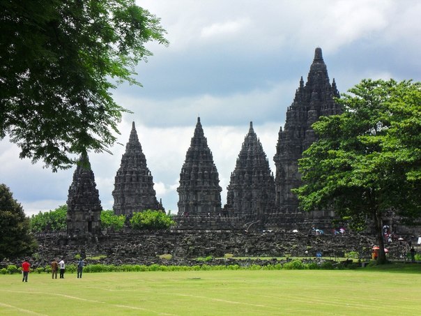Храмовый комплекс Прамбанан в Индонезии
