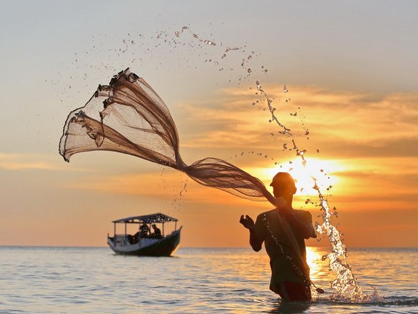 Рыбак в Индонезии.