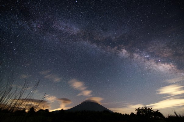 Фудзи. Звездное небо над Японией.
