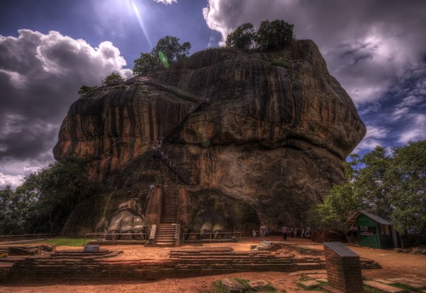 Сигирия («львиная скала») — скальное плато, возвышающееся на 370 метров над уровнем моря и около 170 метров над окружающей равниной в самом центре острова Шри-Ланка. С 1982 года Сигирия состоит под охраной ЮНЕСКО как памятник Всемирного наследия.