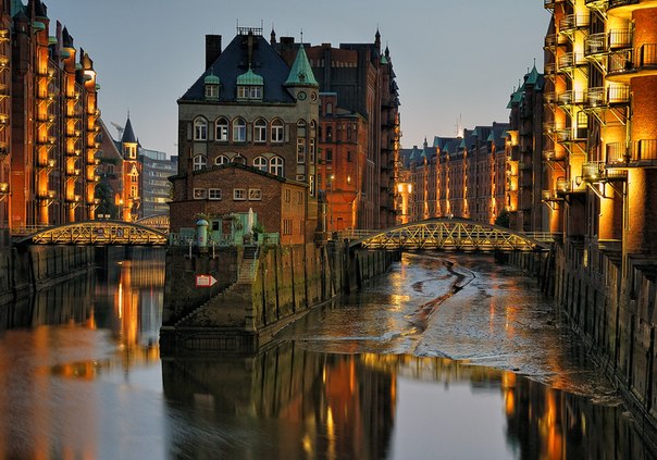 Гамбург один из самых больших портовых городов в Европе, расположен у места впадения реки Эльбы в Северное море.