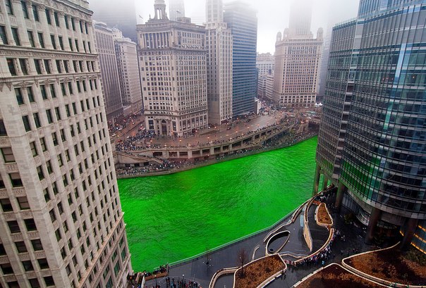 Река Чикаго в День святого Патрика.