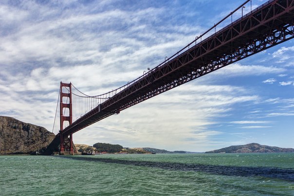 Мост Золотые Ворота — висячий мост через пролив Золотые Ворота. Он соединяет город Сан-Франциско на севере полуострова Сан-Франциско и южную часть округа Марин, рядом с пригородом Саусалито.