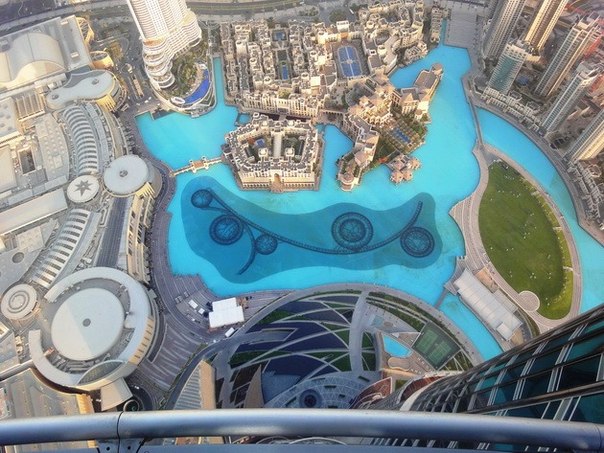 Фонтан Дубай (Dubai Fountain) – самый большой фонтан в мире, настоящее инженерное чудо, достойное украшение самого высокого в мире небоскреба, башни Бурдж Халифа. 