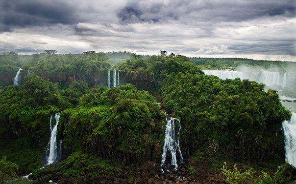 Водопады Игуасу — комплекс водопадов на реке Игуасу, расположенный на границе Бразилии (штат Парана) и Аргентины (провинция Мисьонес). Водопады находятся на границе аргентинского и бразильского национальных парков «Игуасу». Оба парка были включены в список Всемирного наследия ЮНЕСКО (в 1984 и 1986 годах, соответственно). В 2011 году по результатам всемирного конкурса водопады Игуасу были признаны одним из семи природных чудес мира.