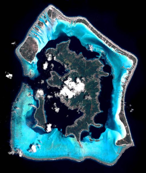 Остров Бора-Бора, вид из космоса.
