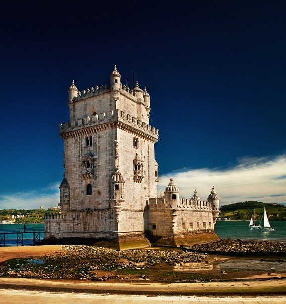 Монастырь иеронимитов и башня Белен в Лиссабоне.