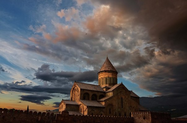 Светицховели — кафедральный патриарший храм Грузинской православной церкви в Мцхете, который на протяжении тысячелетия являлся главным собором всей Грузии.