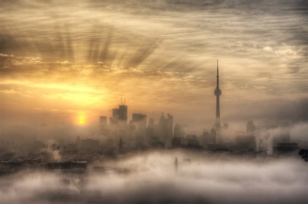 Туманный закат в Торонто, Канада.