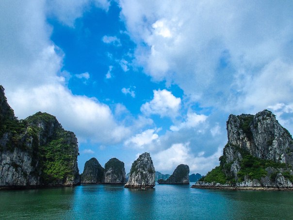Бухта Халонг — объект всемирного наследия ЮНЕСКО во Вьетнаме в провинции Куангнинь, популярное туристическое место. Бухта находится в Тонкинском заливе Южно-китайского моря.
