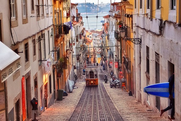 Трамвай в Лиссабоне, Португалия.