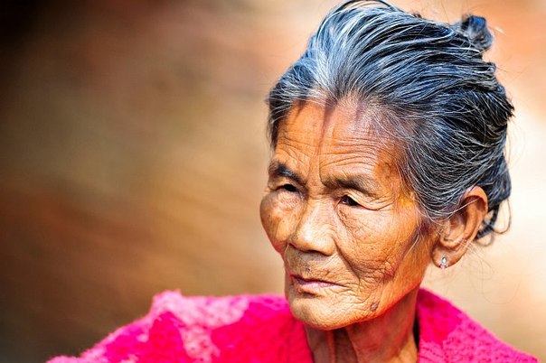 Пожилая женщина из Бирмы. 