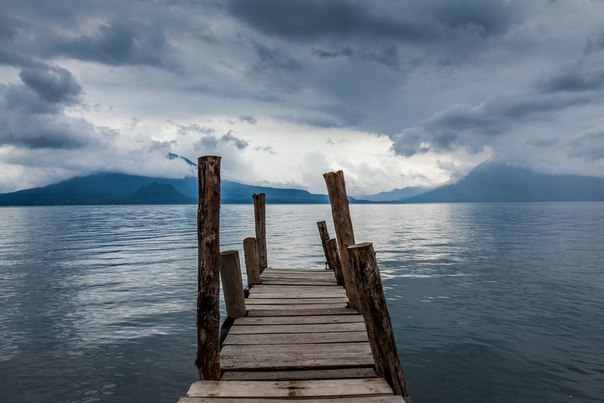 «Торжественность момента». Приближение грозы. Озеро Атитлан, Панахачель, Гватемала.