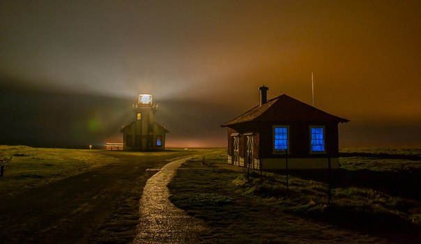 Этот снимок был сделан в очень туманную ночью возле Пойнт Кабрильо, Мендосино, Калифорния. Старый домик кузнеца можно было разглядеть только тогда, когда он освещался светом маяка.