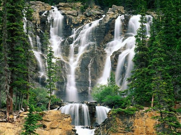 Водопад в Национальном парке Джаспер, Канада.