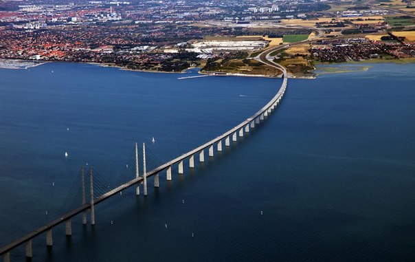 Эресуннский мост - мост, соединяющий Данию со Швецией. Часть моста находится под водой, чтобы не мешать проходу кораблей.