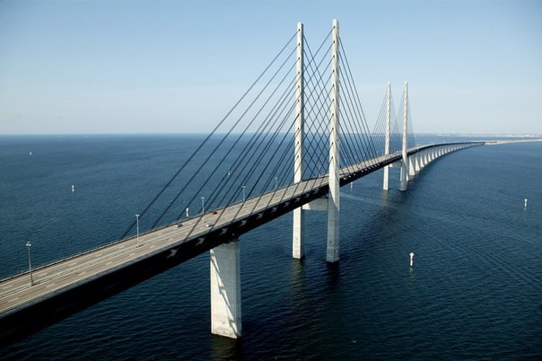 Эресуннский мост - мост, соединяющий Данию со Швецией. Часть моста находится под водой, чтобы не мешать проходу кораблей.