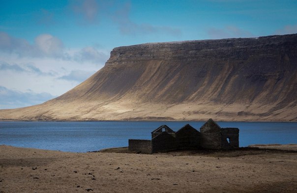 Я нашёл эту заброшенную постройку в Исландии. Крыши уже не было, но стены ещё были крепкими.