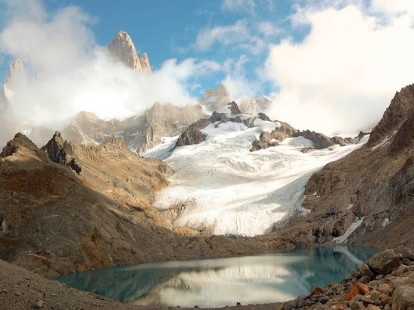 Гора Фицрой почти постоянно спрятана в облаках (слева). Эта 3374-метровая вершина расположена в Патагонии, на границе Аргентины и Чили. 