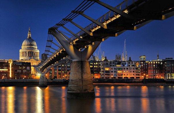 Мост Тысячелетия — пешеходный мост в Лондоне, пересекающий Темзу.