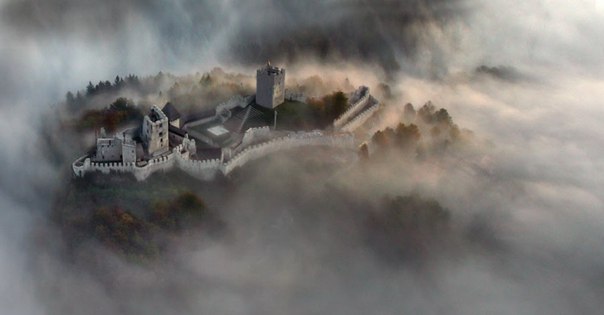 Люблянский замок в утреннем тумане. Этот замок является самым популярным и посещаемым местом в городе Любляна, Словения. Расположен он в историческом центре, на высоком холме и виден практически из любой точки города. Первые упоминания о замке в письменных источниках встречаются в 1144 году, но историки считают, что он был построен здесь еще раньше.
