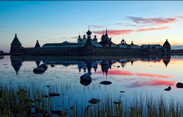 Соловецкий монастырь — ставропигиальный мужской монастырь Русской православной церкви, расположенный на Соловецких островах в Белом море.