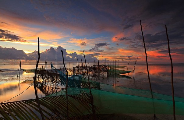 Рыболовные сети на берегу моря. Пангасинан, Филиппины. 