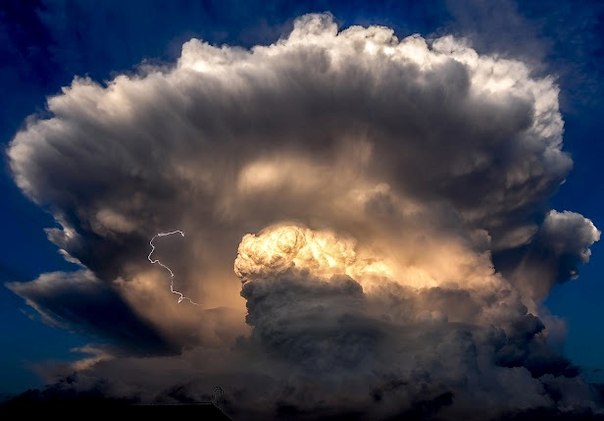 Вечером 14 июня 2012 года в небе к востоку от Пекина были замечены гигантские кучевые облака. Грозный пейзаж, напоминающий радиоактивное облако после ядерного взрыва, стал выглядеть еще более впечатляющим, когда облака «прошили» молнии.