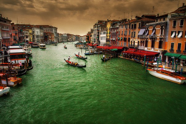 Гранд-канал или Большой канал — самый известный канал Венеции, при этом каналом в строгом понимании не является: это не искусственно прорытое сооружение, а бывшая мелкая протока между островами лагуны.