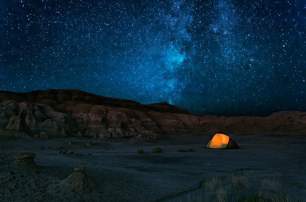 Отдых под звездами в высокогорной пустыне Нью-Мексико, США. Спокойной ночи...