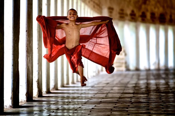 Монахи начинают служение в очень юном возрасте. Этот монах пытался «взлететь» от избытка энергии.