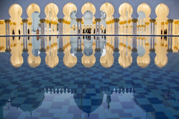 Мечеть шейха Зайда отражается в фонтане. Абу-Даби, ОАЭ.