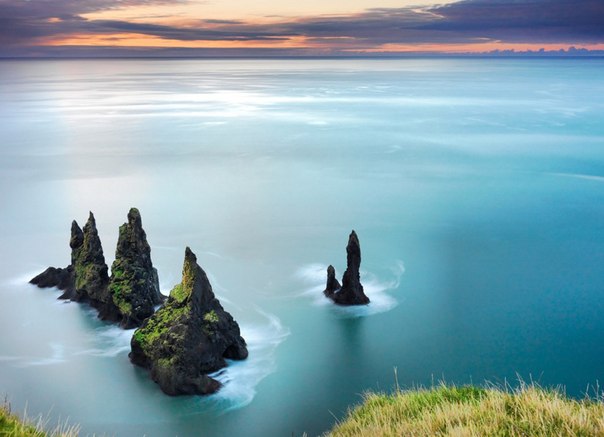 Рейнисдрангар или базальтовые колоны в море под горой Рейнисфьядль недалеко от деревни Вик на юге Исландии. Согласно легенде, эти колоны когда-то были троллями, которые тащили к берегу трёхмачтовый корабль, но окаменели на рассвете от солнечного света, превратившись в острые скалы.