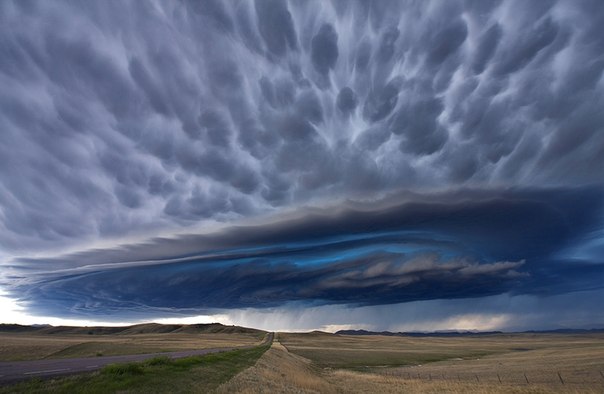 Удивительное грозовое облако над равнинами штата Монтана, США.