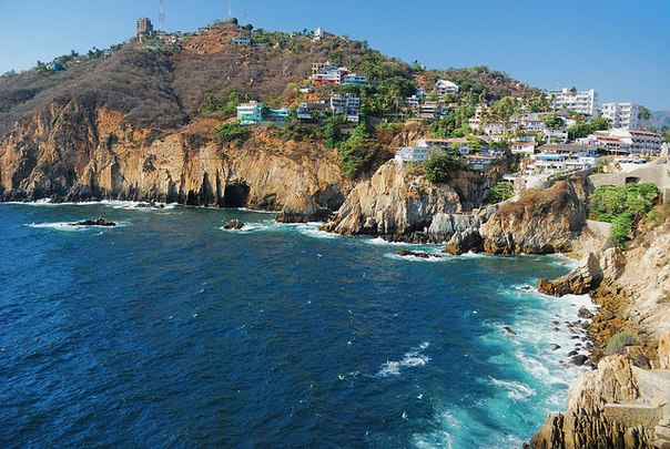 Акапулько — портовый город и туристический центр на тихоокеанском побережье Мексики, штат Герреро.