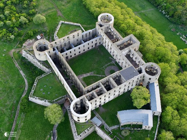 Руины замка Боргхольм, остров Эланд, Швеция.